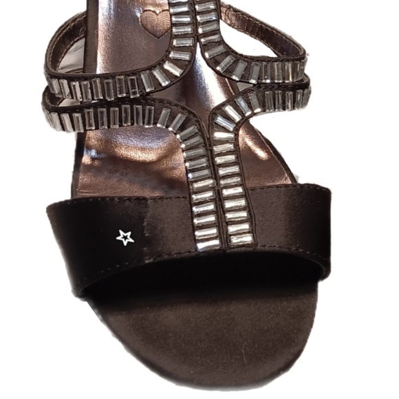 Steve Madden Sandal Black Satin Kitten Heel Back Zipper W 2.5 Embellished Flaw - Picture 6 of 6